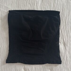 FREE PEOPLE TUBE TOP SIZE M/L
Fits more on the medium side